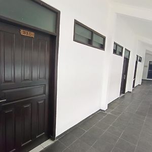 Oyo 92324 Hotel Sinar Rejeki
